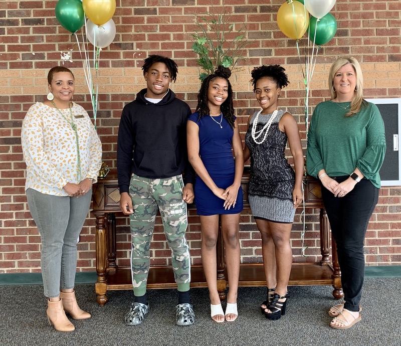 REACH Scholar Jayda J., center, pictured with her family and Dr. Shawn Benefield (left) and Rebecca Baldree (right)